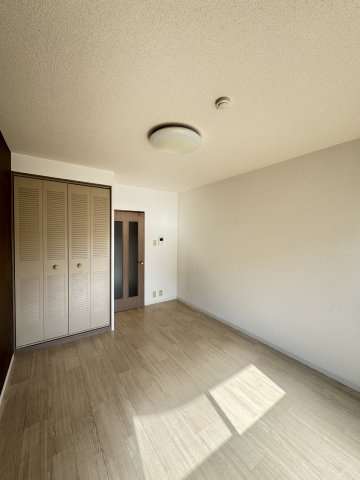 シャトラン弓木参番館の寝室