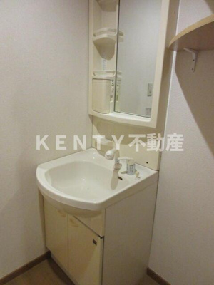 【洗面所】 | 南千束３丁目戸建 | 明るい洗面所です