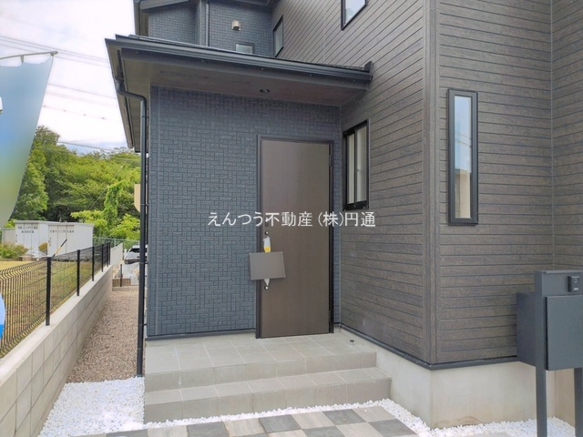 ブルーミングガーデン三本木町廻間の玄関