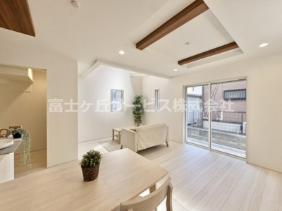 【居間・リビング】 | 豊橋市佐藤4丁目 新築一戸建て 3号棟 | ＬＤＫです