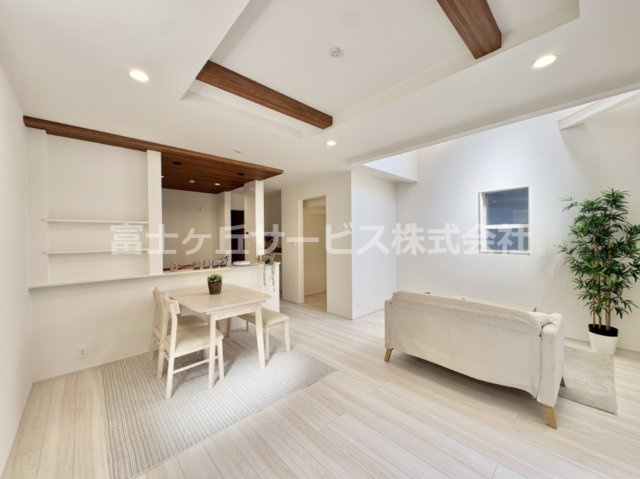 【居間・リビング】 | 豊橋市佐藤4丁目 新築一戸建て 3号棟 | リビングです