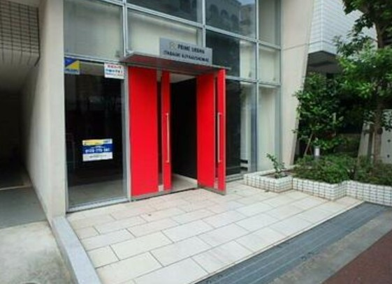 プライムアーバン板橋区役所前のエントランス
