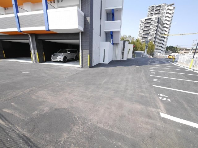 コンダクトレジデンス折尾の駐車場