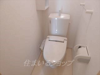 アンリアンのトイレ|シャワートイレ・収納棚あり