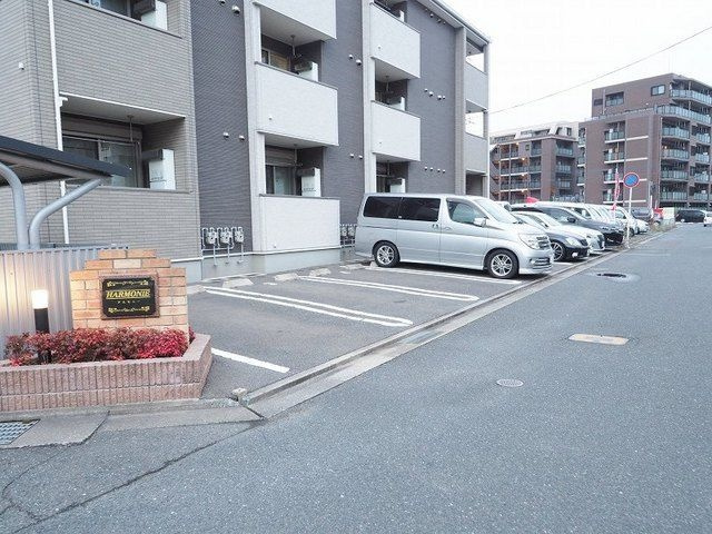 アルモニーの駐車場
