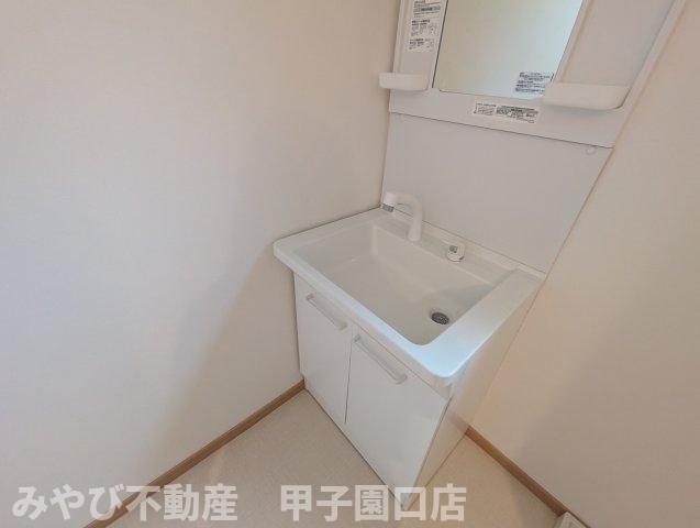 CROUD甲子園里中町の洗面所