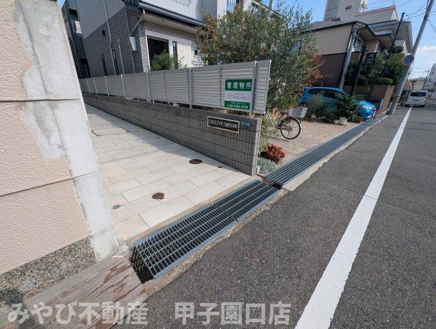 CROUD甲子園里中町のエントランス