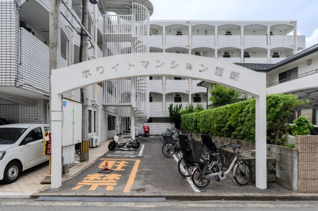 AP1522 ホワイトマンション西新の外観|





