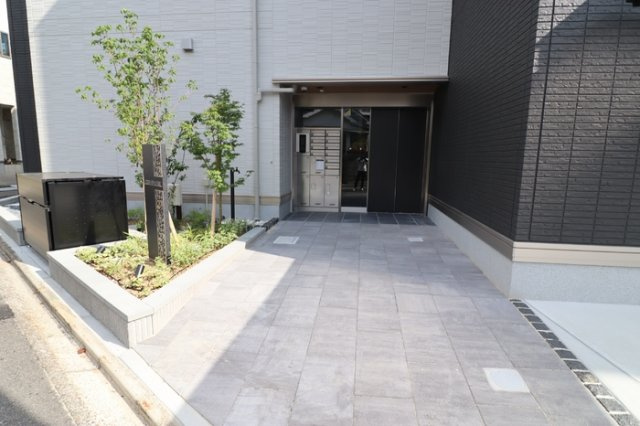 ビスタレイルウェイ八田のエントランス
