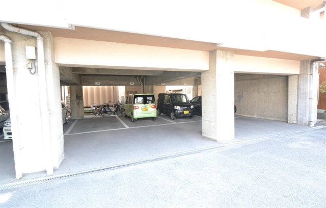 足立インターハイツの駐車場