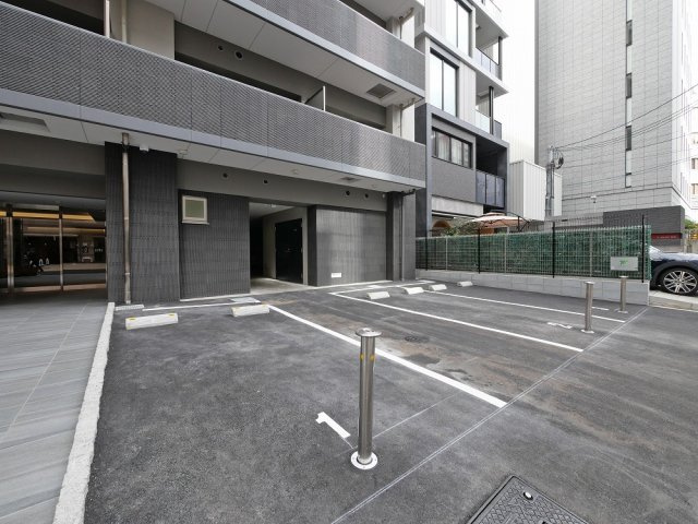 コンフォリア・リヴ淡路町一丁目の駐車場