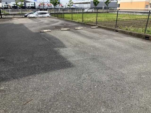 パインプロスの駐車場
