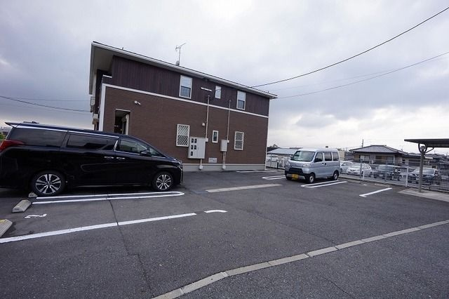 プラシード八児の駐車場