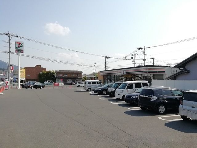 プラシード八児の周辺