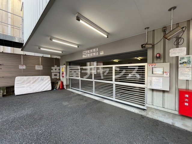 アーバンフラッツ新栄(旧La　Douceur新栄)の駐車場