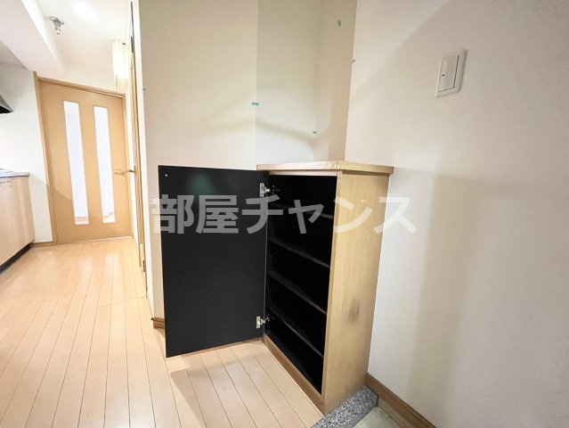 アーバンフラッツ新栄(旧La　Douceur新栄)の玄関
