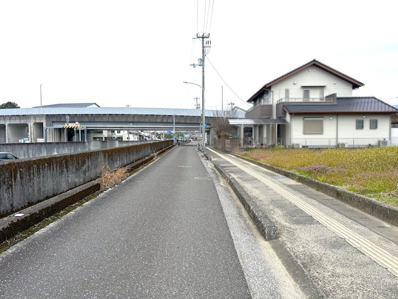 「周辺環境充実」高知市高そねG号地　建築条件付き売土地の周辺|見通しのいい全面道路。