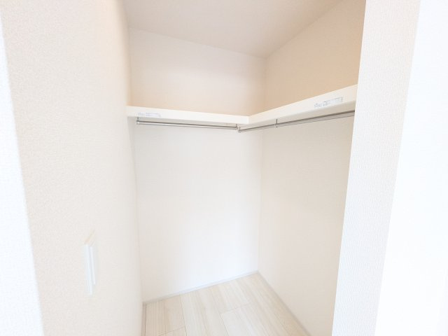 牛久市さくら台　1丁目　5期　新築戸建ての収納|大容量のウォークインクローゼット。衣類はもちろん、スーツケースや季節の家電もまとめて収納でき、居室空間をすっきりと保ちます。