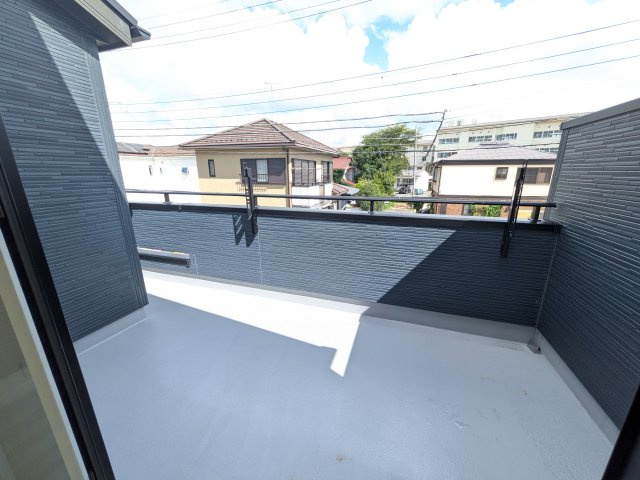 牛久市さくら台　1丁目　5期　新築戸建てのバルコニー|広々としたワイドバルコニーは、日当たり良好で毎日の洗濯物干しに最適です。