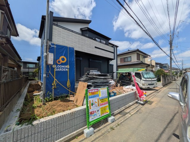牛久市さくら台　1丁目　5期　新築戸建ての前面道路含む現地写真|現地完成済で建物や駐車場、お庭も全てご覧いただけます。。
本日のご見学も可能です♪
お気軽にお電話またはお問い合わせください。