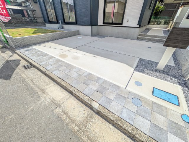 牛久市さくら台　1丁目　5期　新築戸建ての駐車場|駐車2台可能で、出し入れしやすいゆとりのカースペース。
月々の駐車場代が不要な点も大きな魅力です。