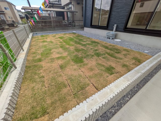 牛久市さくら台　1丁目　5期　新築戸建ての庭|リビングに明るい光を届ける南庭。
お子様の遊び場やペットのスペースとしても最適です。
室内外で心地よい暮らしが叶います。