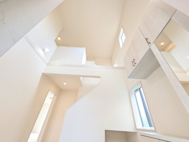 牛久市さくら台　1丁目　5期　新築戸建ての玄関|玄関上部を吹き抜けにすることで、空間に圧倒的な開放感と明るさをプラス。
心地よい光が差し込み、家族やお客様を明るい空間で迎え入れる玄関です。