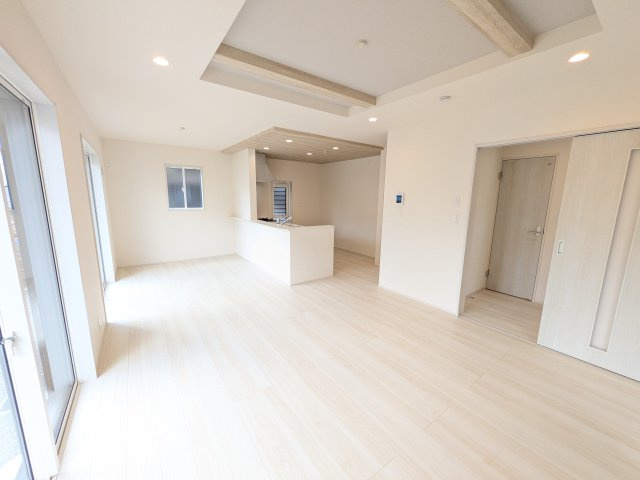 牛久市さくら台　1丁目　5期　新築戸建ての居間・リビング|居心地の良いデザインと機能性を両立。
ご友人を招いたり、趣味を楽しんだり、様々なシーンで活躍する団らんの中心地です。
