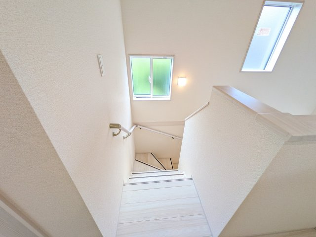 牛久市さくら台　1丁目　5期　新築戸建ての内装|窓付きで明るい階段は、手すり付きでお子様からご年配の方まで安心して上り下りができます♪