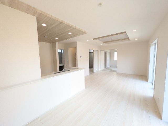 牛久市さくら台　1丁目　5期　新築戸建ての居間・リビング|家族の会話が自然と弾む、広々としたゆとりのLDK。南向きの窓からたっぷりの光が射し込む明るく快適な空間です。