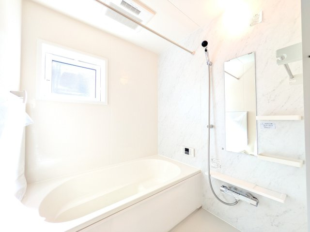牛久市さくら台　1丁目　5期　新築戸建ての浴室|1坪タイプのゆったりとしたバスルームは浴室暖房換気乾燥機付きで、どんな季節でも快適なバスタイムを満喫出来ます♪
窓付きで明るく開放的なところも良いですね！