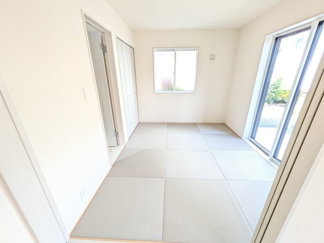 牛久市さくら台　1丁目　5期　新築戸建ての和室|琉球畳の和室は陽当たりも良く、落ち着ける空間です♪
リビングとの続き間になっているので、お子様の遊ぶスペースやお昼寝などにも使えます！
押し入れもあり収納にも困りません♪