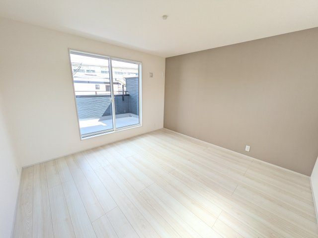 牛久市さくら台　1丁目　5期　新築戸建ての洋室|デザイン性の高いアクセントクロスで、落ち着いた雰囲気を演出。収納力たっぷりのWIC完備で、室内をすっきりと保てます。