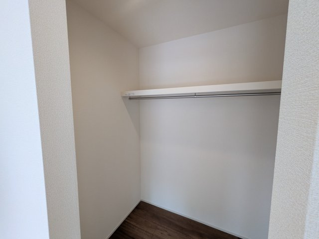 牛久市牛久町　3期　新築戸建ての収納|大容量のウォークインクローゼット。衣類はもちろん、スーツケースや季節の家電もまとめて収納でき、居室空間をすっきりと保ちます。