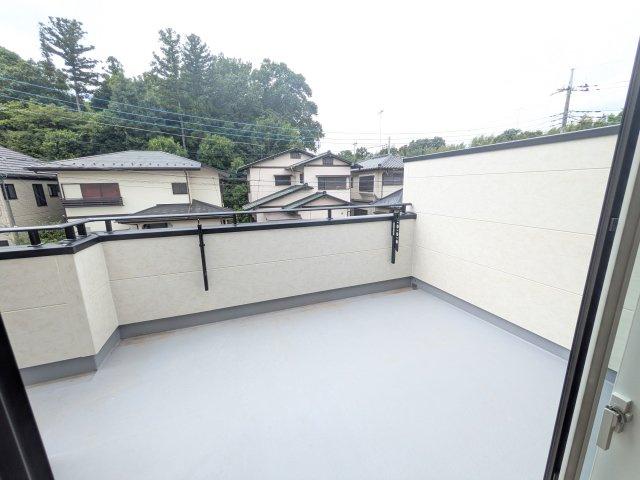 牛久市牛久町　3期　新築戸建てのバルコニー|広々としたワイドバルコニーは、日当たり良好で毎日の洗濯物干しに最適です。