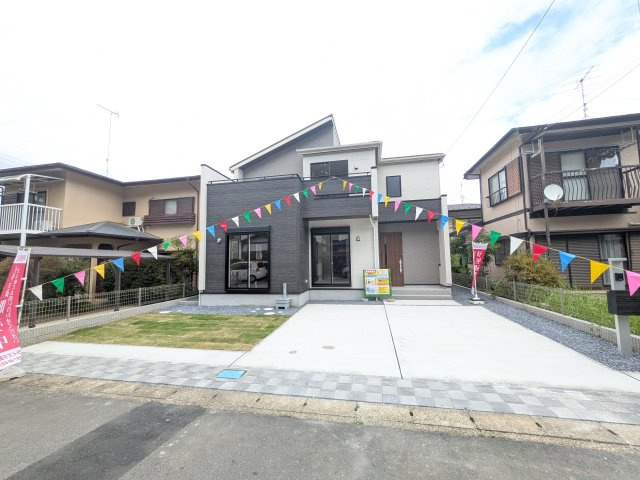 牛久市牛久町　3期　新築戸建ての前面道路含む現地写真|現地完成済で建物や駐車場、お庭も全てご覧いただけます。。
本日のご見学も可能です♪
お気軽にお電話またはお問い合わせください。