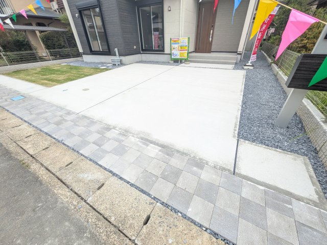牛久市牛久町　3期　新築戸建ての駐車場|駐車2台可能で、出し入れしやすいゆとりのカースペース。
月々の駐車場代が不要な点も大きな魅力です。