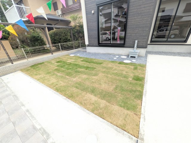 牛久市牛久町　3期　新築戸建ての庭|リビングに明るい光を届ける南庭。
お子様の遊び場やペットのスペースとしても最適です。
室内外で心地よい暮らしが叶います。