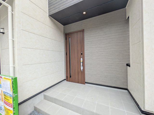 牛久市牛久町　3期　新築戸建ての玄関|玄関ドアはカードキーで開閉も楽々♪
スマホでの開錠と施錠も可能です！
玄関上部には人感センサー付きのダウンライトがあるので、夜間の帰宅時に自動で点灯してくれます♪
防犯対策面にも一役買ってくれます！