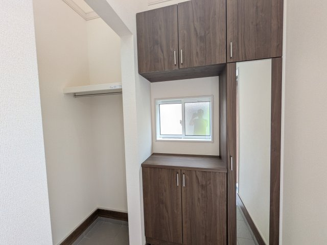 牛久市牛久町　3期　新築戸建ての玄関|家族全員の靴がスッキリ片付く大容量シューズボックス完備。
お客様を気持ちよく迎えられる、明るく清潔感あふれる玄関です。