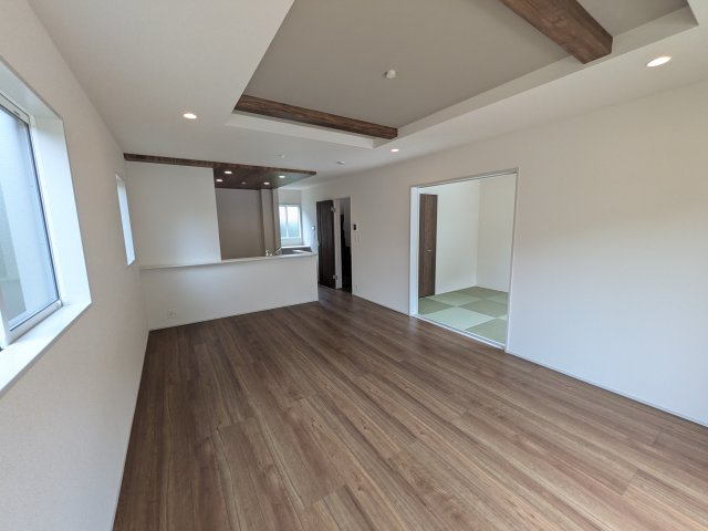 牛久市牛久町　3期　新築戸建ての居間・リビング|居心地の良いデザインと機能性を両立。
ご友人を招いたり、趣味を楽しんだり、様々なシーンで活躍する団らんの中心地です。