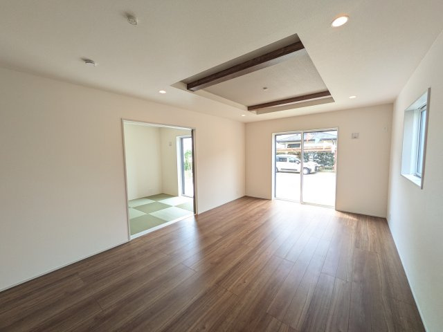 牛久市牛久町　3期　新築戸建ての居間・リビング|家族の会話が自然と弾む、広々としたゆとりのLDK。南向きの窓からたっぷりの光が射し込む明るく快適な空間です。