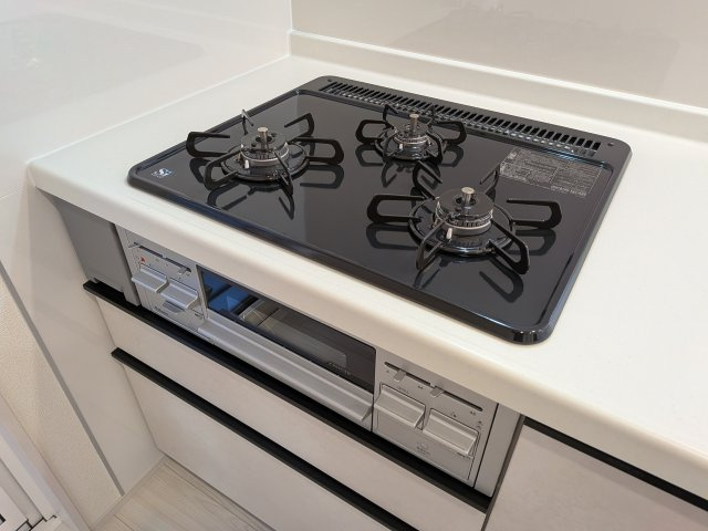 牛久市牛久町　3期　新築戸建てのキッチン|忙しい毎日の調理をサポートする三ツ口コンロ。
煮る・焼く・温めると同時進行で、効率よく時短料理が叶います♪