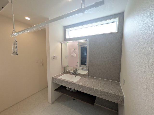 牛久市牛久町　3期　新築戸建ての独立洗面台|三面鏡の洗面化粧台はミラー扉の内側がすべて収納スペースになっており、収納力も魅力的です♪
ボックスティッシュも収納可能で、可変トレイは収納物に応じて高さ調整ができます！
取り外して洗えるので清潔です♪