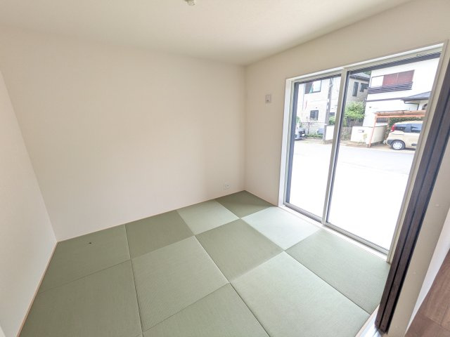 牛久市牛久町　3期　新築戸建ての和室|琉球畳の和室は陽当たりも良く、落ち着ける空間です♪
リビングとの続き間になっているので、お子様の遊ぶスペースやお昼寝などにも使えます！
押し入れもあり収納にも困りません♪