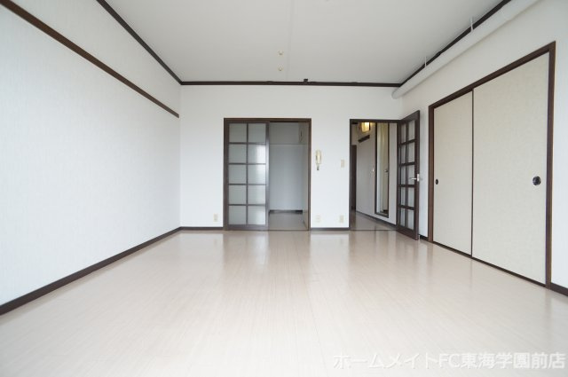 熊本市東区八反田２丁目のアパートの居間・リビング