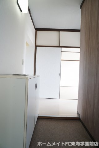 熊本市東区八反田２丁目のアパートの玄関