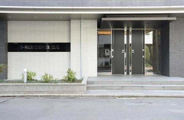 LaDouceur黒川のエントランス