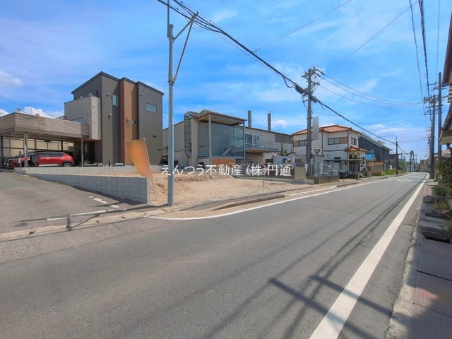 リーブルガーデン安戸町の平屋の前面道路含む現地写真