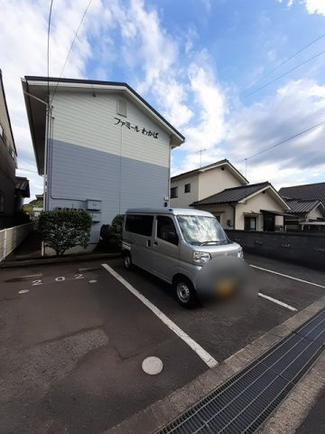 ファミールわかばの駐車場